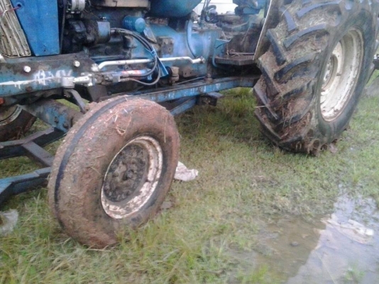 ฟร์อด5000สวยๆ พร้อมอุปกรณ์ใบมีดหน้าและหางบุกเบิก4 ยางสวยใหม่4เส้นเลยครับ