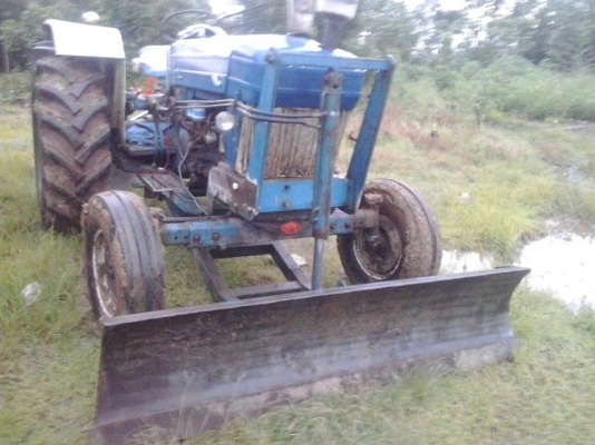 ฟร์อด5000สวยๆ พร้อมอุปกรณ์ใบมีดหน้าและหางบุกเบิก4 ยางสวยใหม่4เส้นเลยครับ