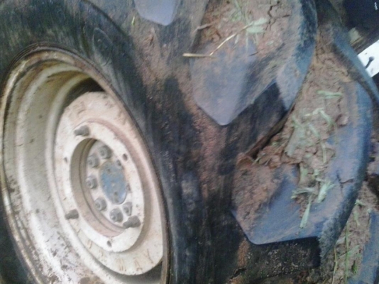 ฟร์อด5000สวยๆ พร้อมอุปกรณ์ใบมีดหน้าและหางบุกเบิก4 ยางสวยใหม่4เส้นเลยครับ