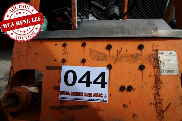 AUC 6 Code 044  โฟล์คลิฟท์ TOYOTA ราคา เริ่มต้นการประมูล 120,000 บาท