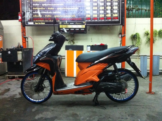 ขออนุญาติขาย Honda CLICK-i สีดำส้ม แต่งสวย โอนให้ฟรีครับ ขออนุญาติขาย Honda CLICK-i สีดำส้ม แต่งสวย โอนให้ฟรีครับ