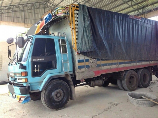 รถอีซูซุ  10 ล้อ รั้ว ( ไม่ดั้ม )  เปลื่ยนเครื่อง 195 แรงม้า.  สนใจติดต่อ  081 - 6079515