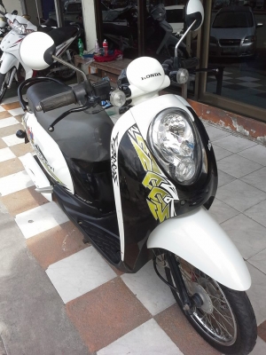 Scoopy i สีขาว ดำ ลาย Active Boy รถสวยๆ ขับดีมาก ประหยัดน้ำมัน