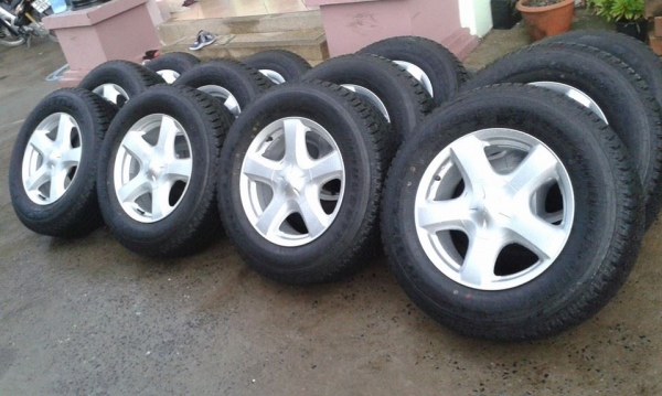 ล้อแม็กป้ายแดง dmax 17" ยาง bridgestone dueler h/t 840 255/65r17 ยางมีตุ่มและสีที่หน้ายางทุกเส้นครับ ยางผลิตปี 14 ชุดละ 22,900 บาทครับ สนใจติดต่อเล็กคลองสามครับ 081-3747940