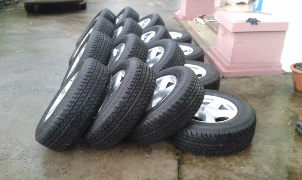 ล้อแม็กป้ายแดง dmax 17" ยาง bridgestone dueler h/t 840 255/65r17 ยางมีตุ่มและสีที่หน้ายางทุกเส้นครับ ยางผลิตปี 14 ชุดละ 22,900 บาทครับ สนใจติดต่อเล็กคลองสามครับ 081-3747940