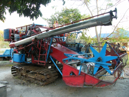 รถเกี่ยวนวดข้าวพร้อมใช้งาน ราคาต่อรองได้แบบกันเองครับ