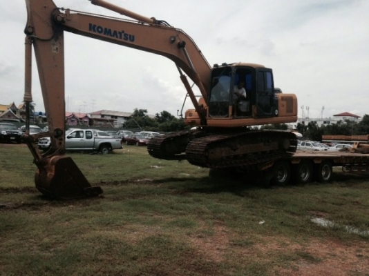 รถแบคโฮ ยี่ห้อ KOMATSU รุ่น PC200-7