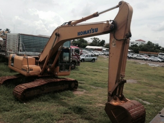 รถแบคโฮ ยี่ห้อ KOMATSU รุ่น PC200-7