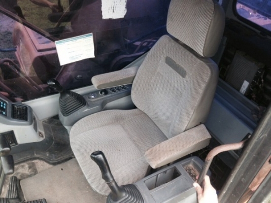 รถแบคโฮ ยี่ห้อ KOMATSU รุ่น PC200-7