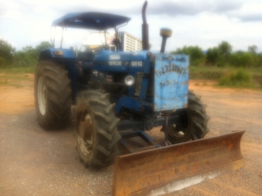 ต้องการขายรถฟอร์ด 6610 สองเพลาเสื้อลาย