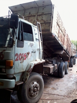 เมื่อก่อนเครื่อง210 แต่ปัจุบันได้เปลี่ยนเครื่อง 240สิบล้อพ่วงแม่ลูก ลูก3คาน คัสซี่สวย เครื่องดี สีตามสภาพ ไม่มีผุ