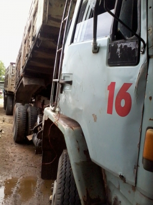 เมื่อก่อนเครื่อง210 แต่ปัจุบันได้เปลี่ยนเครื่อง 240สิบล้อพ่วงแม่ลูก ลูก3คาน คัสซี่สวย เครื่องดี สีตามสภาพ ไม่มีผุ