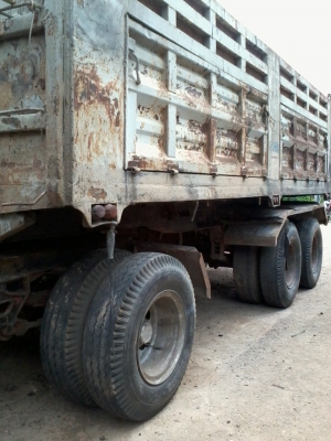 เมื่อก่อนเครื่อง210 แต่ปัจุบันได้เปลี่ยนเครื่อง 240สิบล้อพ่วงแม่ลูก ลูก3คาน คัสซี่สวย เครื่องดี สีตามสภาพ ไม่มีผุ