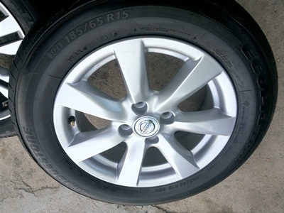 ขายล้อแม็กNISSAN ALMERA VL (รุ่นTOP) พร้อมยางปี13 4 ล้อ