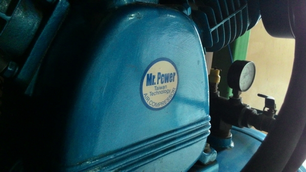 ปั๊มลม  5แรง 3 สูบ  ถัง 260 ลิตร พร้อมมอเตอร์ สภาพใหม่มากๆ พร้อมใช้งานครับ