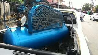 ปั๊มลม  5แรง 3 สูบ  ถัง 260 ลิตร พร้อมมอเตอร์ สภาพใหม่มากๆ พร้อมใช้งานครับ