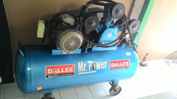 ปั๊มลม  5แรง 3 สูบ  ถัง 260 ลิตร พร้อมมอเตอร์ สภาพใหม่มากๆ พร้อมใช้งานครับ
