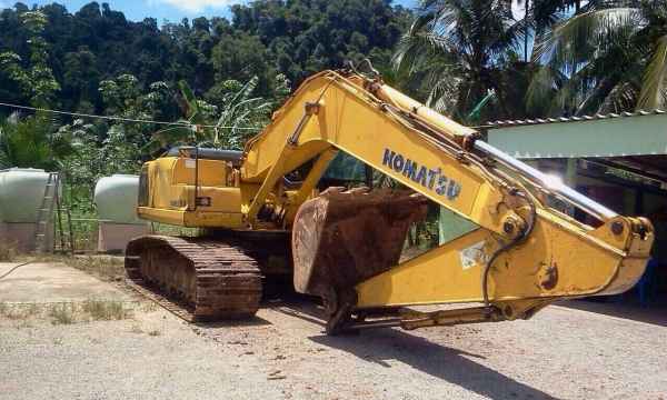 ขายรถแบคโฮ KOMATSU 200-8 ใช้งาน 11,000 ชั่วโมง สนใจโทร 081-9701072 ขายรถแบคโฮ KOMATSU 200-8 ใช้งาน 11,000 ชั่วโมง สนใจโทร 081-9701072