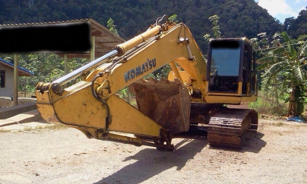 ขายรถแบคโฮ KOMATSU 200-8 ใช้งาน 11,000 ชั่วโมง สนใจโทร 081-9701072 ขายรถแบคโฮ KOMATSU 200-8 ใช้งาน 11,000 ชั่วโมง สนใจโทร 081-9701072