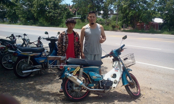 ขาย C900 เครื่องไลฟาน 125 cc. เอกสารอินวอย ค่าตัว 13500 บาท รถขับได้ปกติ(มีสตาร์ทมือ) เครื่องดี ล้อ ยางใหม่ ท่อใหม่ อะไหล่เดิมเกือบทั้งคัน สภาพตามรูป สนใจโทรมาสอบถาม 089-8054390  โอ๋ ลพบุรี