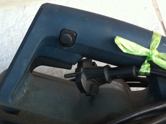 กบไฟฟ้า BOSCH ขนาด 82 มม. ผลิตที่สวิตเซอร์แลนด์  กำลังไฟ 750 W. สภาพสวยมาก ผ่านการใช้งานมาน้อย