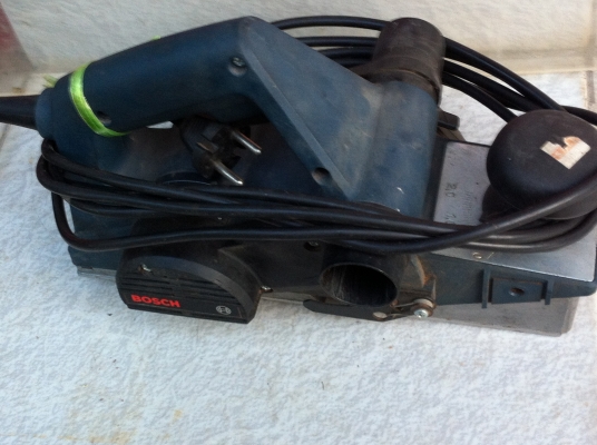 กบไฟฟ้า BOSCH ขนาด 82 มม. ผลิตที่สวิตเซอร์แลนด์  กำลังไฟ 750 W. สภาพสวยมาก ผ่านการใช้งานมาน้อย