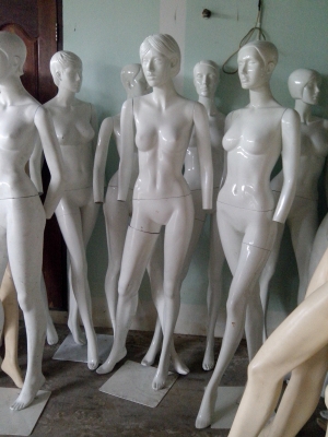 ขายหุ่นโชว์เสื้อผ้าไฟเบอร์ สภาพสมบูรณ์ พร้อมใช้