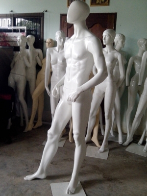 ขายหุ่นโชว์เสื้อผ้าไฟเบอร์ สภาพสมบูรณ์ พร้อมใช้