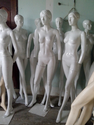 ขายหุ่นโชว์เสื้อผ้าไฟเบอร์ สภาพสมบูรณ์ พร้อมใช้