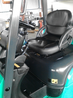 ขายด่วนรถยกMitsubishi รุ่นล่าสุด 2.5 ตัน เครื่องยนต์ดีเซล เสาสูง 3 เมตร เกียร์ออโต้ สวยเทพ