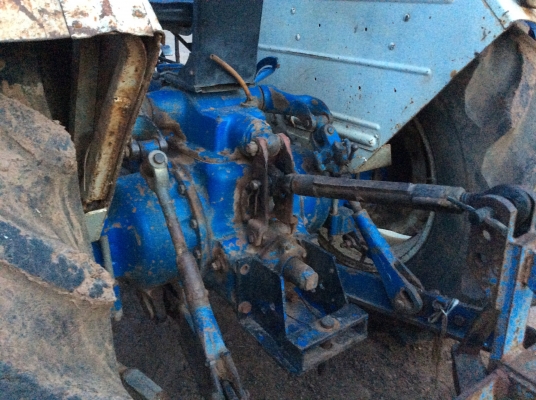 ขายรถไถ ford77 t3 รถใช้งานประจำ หางดี เครื่องดี มีอุปกรณ์ให้ 3 ชิ้น ใบมีด หาง3 หาง7