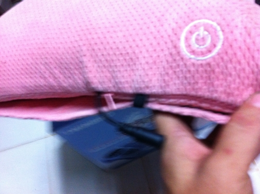 หมอนนวดหลัง ใช้ไฟ DC 12 V. นำไปใช้กับรถยนต์ได้หรือใช้ในบ้านได้ นวดร้อนได้นวดธรรมดาได้