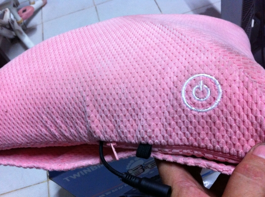 หมอนนวดหลัง ใช้ไฟ DC 12 V. นำไปใช้กับรถยนต์ได้หรือใช้ในบ้านได้ นวดร้อนได้นวดธรรมดาได้