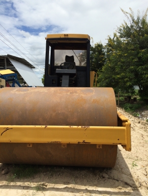 ขายรถบดถนนสั่นสะเทือน CATERPILLAR รุ่น CH563Cตู้เก๋ง 2 เพลา12 ตัน  145แรง