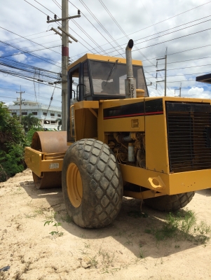 ขายรถบดถนนสั่นสะเทือน CATERPILLAR รุ่น CH563Cตู้เก๋ง 2 เพลา12 ตัน  145แรง
