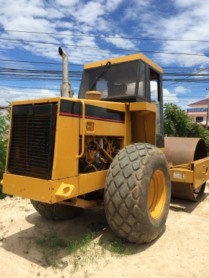 ขายรถบดถนนสั่นสะเทือน CATERPILLAR รุ่น CH563Cตู้เก๋ง 2 เพลา12 ตัน  145แรง