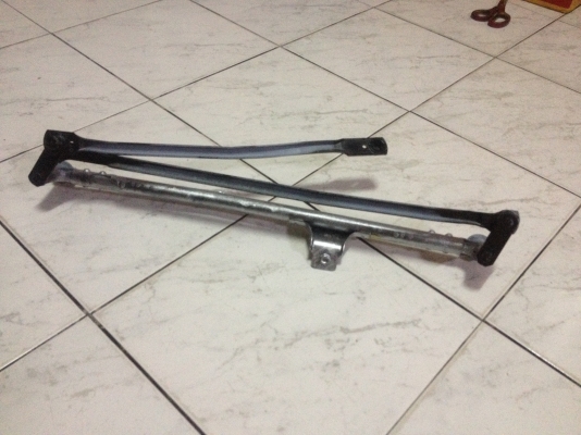 ขายขาปัดน้ำฝนตัวใน bmw e30 แท้ จำนวน1อันราคา400บาท โทร0924462525โส กทม