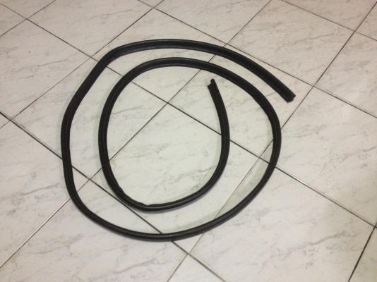 ขายขอบยางในฝากระโปรงหลัง bmw e30 แท้ จำนวน1เส้นยาวๆๆราคา400บาท โทร0924462525โส กทม