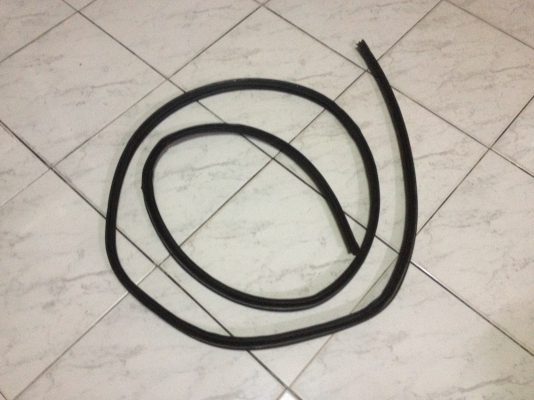 ขายขอบยางในฝากระโปรงหลัง bmw e30 แท้ จำนวน1เส้นยาวๆๆราคา400บาท โทร0924462525โส กทม