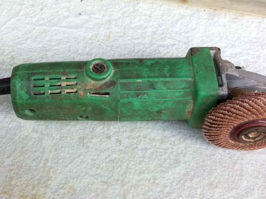 เครื่องเจียร์ HITACHI พกพาขนาด 4 นิ้ว เครื่องทำงานได้ดี มาพร้อมกับใบขัดกระดาษทรายแต่งละเอียด