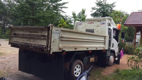 รถอีซูซุ 6 ล้อดั้ม NPR 150 แรงม้า. ปี 53 ( รถวิ่ง 93,xxx กม. ) สนใจติดต่อ 081 - 6079515 รถอีซูซุ 6 ล้อดั้ม NPR 150 แรงม้า. ปี 53 ( รถวิ่ง 93,xxx กม. ) สนใจติดต่อ 081 - 6079515