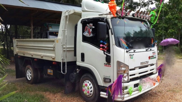 รถอีซูซุ 6 ล้อดั้ม NPR 150 แรงม้า. ปี 53 ( รถวิ่ง 93,xxx กม. ) สนใจติดต่อ 081 - 6079515 รถอีซูซุ 6 ล้อดั้ม NPR 150 แรงม้า. ปี 53 ( รถวิ่ง 93,xxx กม. ) สนใจติดต่อ 081 - 6079515