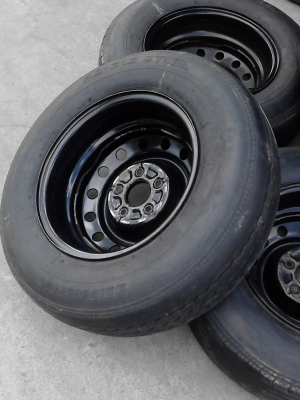 กะทะล้อ 5 รู  พร้อมยาง ของ TOYOTA รถกระบะ    มี  4  ล้อ    TEL.081-427-3941