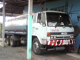 รถบรรทุกน้ำมันสิบล้อ