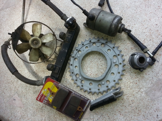 รื้ออะไหล่เก่ามาขายเฟืองวัดไมตัวล่างsf400พร้อมสายไดสต้าดสเตอหลังcbrพัดลมหม้อนำ้