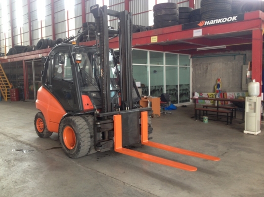 ขายโฟล์คลิฟท์ LINDE 5ตัน  เสายกได้สูง4เมตร เครื่องยนต์ดีเซล งาซไลด์ซ้ายขวาได้ สนใจติดต่อ บริษัท ชัยเสรียานยนต์ จำกัด ติดต่อโดยตรงที่ 086-0801238 ทางบริษัทมีบริการเช่าเครื่องจักร รายวัน/รายเดือน ซ่อมบำรุงเครื่องจักร/รถบรรทุก ใกล้นิคมอุตสาหกรรมเกตุเวย์