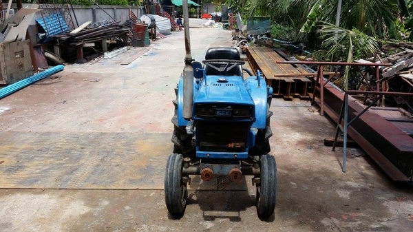 รถไถพรวนดินนั่งขับ  ISEKI 13 แรง  เก่าญี่ปุ่น สภาพพร้อมใช้งาน  เครื่องยนต์แรงและติดง่าย คุณภาพดี