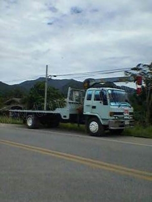 รถบรรทุก 6 ล้อติดเครน 3.3 ตันยี่ห้อทานาโด่ ยี่ห้ออีซูซุ