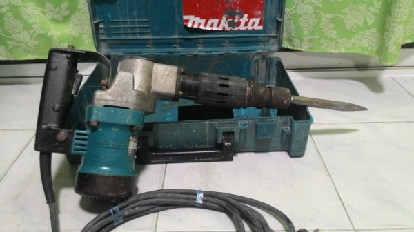 เครื่องสกัดคอนกรีต makita รุ่น 0810 สภาพพร้อมใช้งานครับ