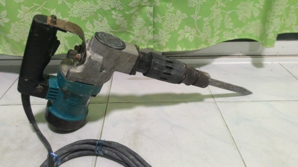 เครื่องสกัดคอนกรีต makita รุ่น 0810 สภาพพร้อมใช้งานครับ